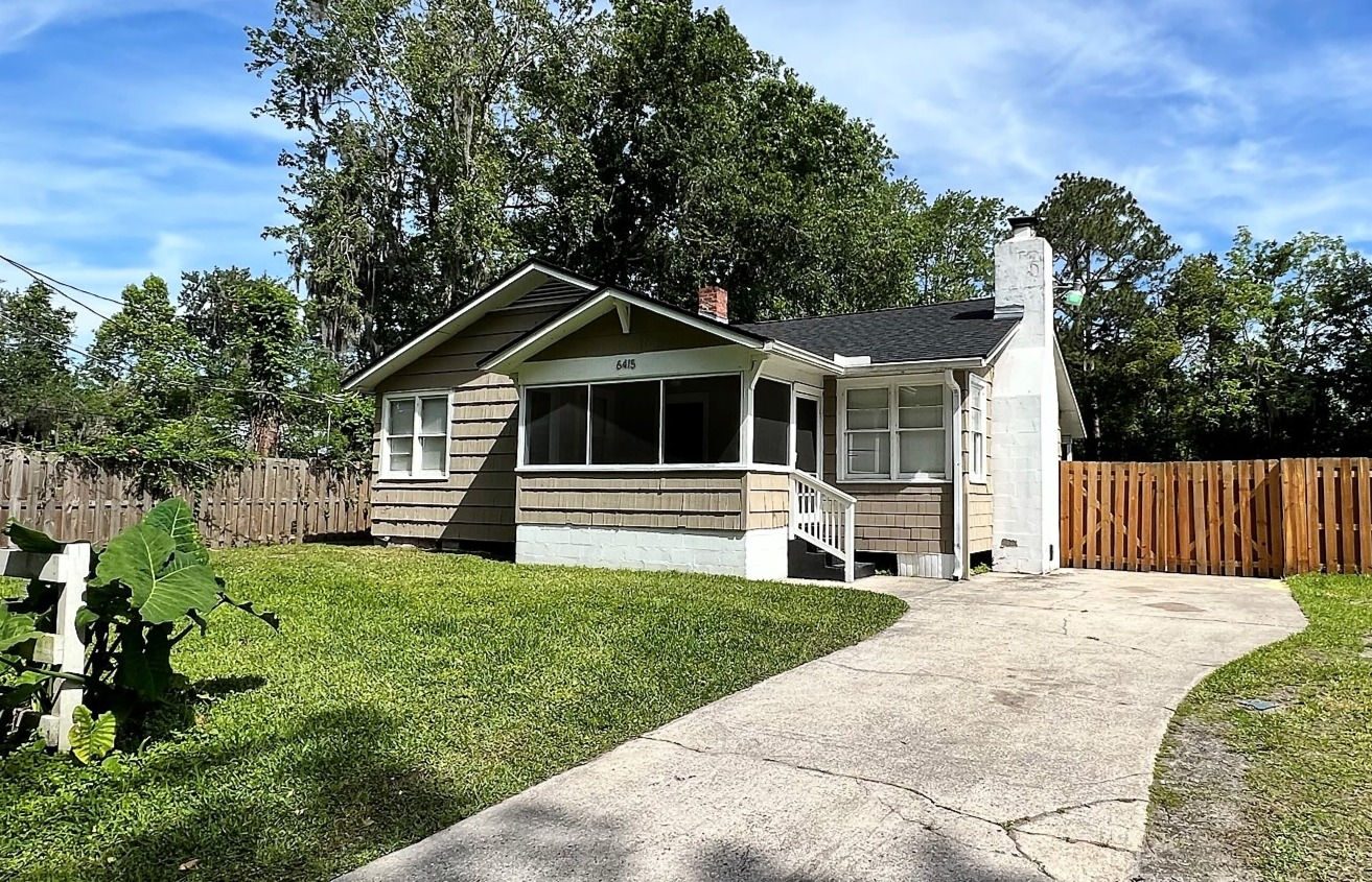 Small bungalow with a screened porch at Oak Hill